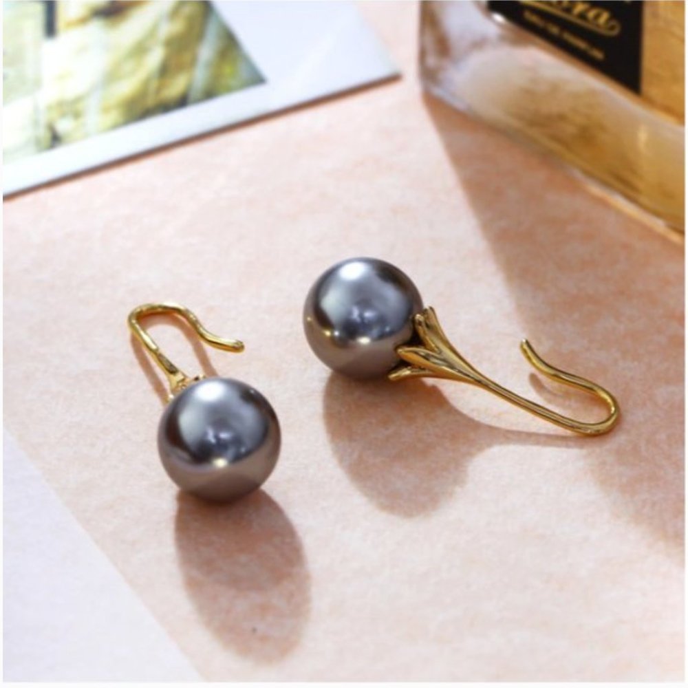Elegant Grey Pearl Earrings - Picture 2 of 9